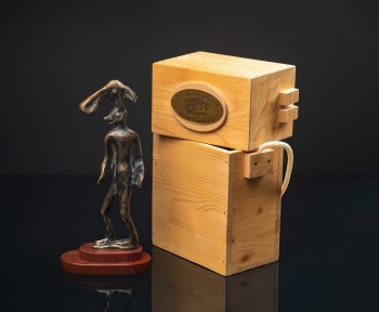 Скульптура "Человеколось". Бронза, яшма; упаковка: деревянный ящик